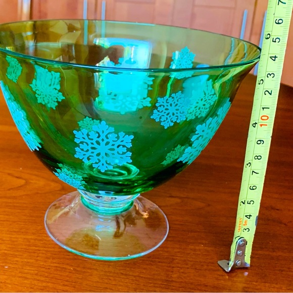 Beautiful 7” green glass bowl glass footed candy dish white snowflakes pattern - Picture 4 of 4